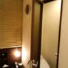 HOTEL UNO(ウノ)(川口市/ラブホテル)の写真『503号室(シャワータイプ)　ベッドの横のドアを開けると何故かトイレ。中には海外のモデルさん(トップレス)のモノクロポートレートが飾られていました。』by ニューロン