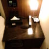 HOTEL UNO(ウノ)(川口市/ラブホテル)の写真『503号室(シャワータイプ)　ベッドの横のサイドテーブル。左ティッシュボックス手前、白いのはコンドーム(二つ)。』by ニューロン