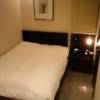 HOTEL UNO(ウノ)(川口市/ラブホテル)の写真『503号室(シャワータイプ)　入り口から2mくらいでベッド。掛け布団、枕は二つ。右のドアはトイレ。』by ニューロン