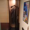アラウダリゾート国立(国立市/ラブホテル)の写真『206号室入口にある自動支払機とクローゼット』by おむすび