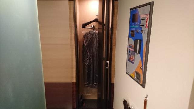 アラウダリゾート国立(国立市/ラブホテル)の写真『206号室入口にある自動支払機とクローゼット』by おむすび