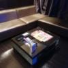 アラウダリゾート国立(国立市/ラブホテル)の写真『206号室、ソファーとテーブル』by おむすび