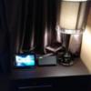 アラウダリゾート国立(国立市/ラブホテル)の写真『206号室、カーテン側の灯りとタブレットと充電器』by おむすび
