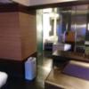 アラウダリゾート国立(国立市/ラブホテル)の写真『206号室、テレビ側から見た浴室方向』by おむすび