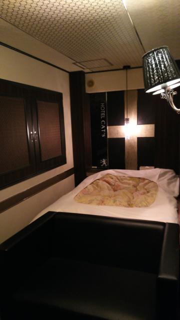 キャッツ(豊島区/ラブホテル)の写真『401号室 ベッドの手前は二人掛けソファー。バックプレイに丁度良かった』by Kenny