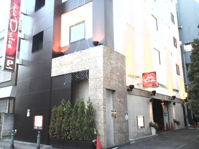 HOTEL Dulce（ドゥルセ）(北区/ラブホテル)の写真『昼の入口  全景(中央下カラーコーンの右  白いスリット 歩行者入口)』by ルーリー９nine