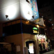 ホテル トロピカル(大阪市/ラブホテル)の写真『夜の入口付近の様子』by 少佐