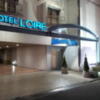 HOTEL LOIRE（ロワール）(大阪市/ラブホテル)の写真『夜の駐車場と入口付近』by 少佐
