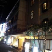 ホテル ホワイト(大阪市/ラブホテル)の写真『夜の外観④』by 少佐