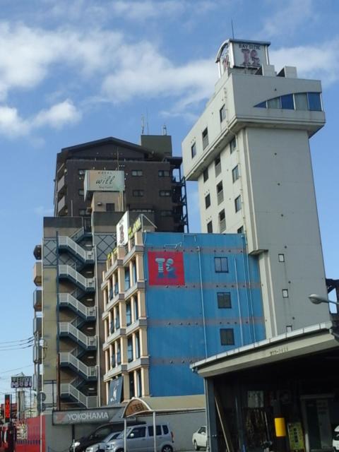 ベイサイドホテル アイズ(船橋市/ラブホテル)の写真『昼の外観  東側全景(青い低層棟/白い高層棟)』by ルーリー９nine