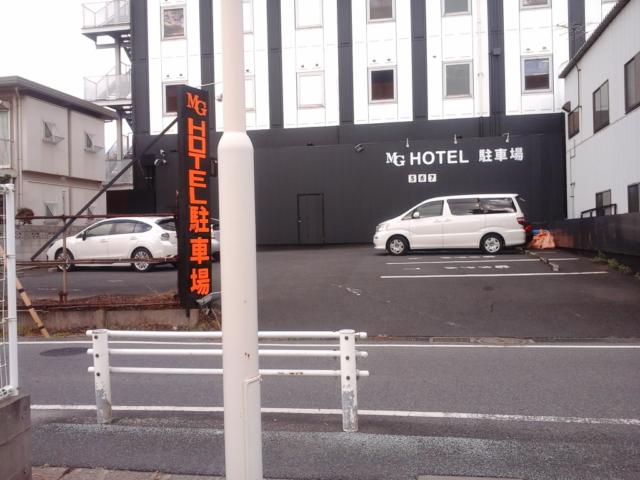 MG City Hotel（エムジーシティホテル）(船橋市/ラブホテル)の写真『昼の駐車場  南側  敷地外屋外駐車場概観』by ルーリー９nine