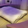 IKASU HOTEL(八王子市/ラブホテル)の写真『407号室　ベッド』by 三枚坂