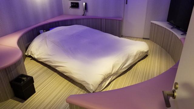 IKASU HOTEL(八王子市/ラブホテル)の写真『407号室　ベッド』by 三枚坂