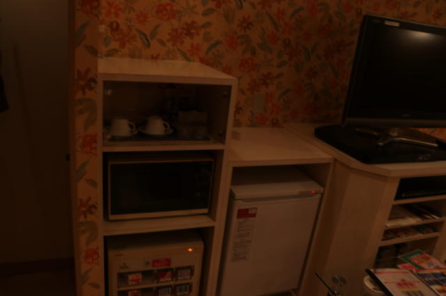 ホテル アップル(八王子市/ラブホテル)の写真『210号室レンジ、お茶セット、冷蔵庫、エログッズ販売機』by 夕立朝立