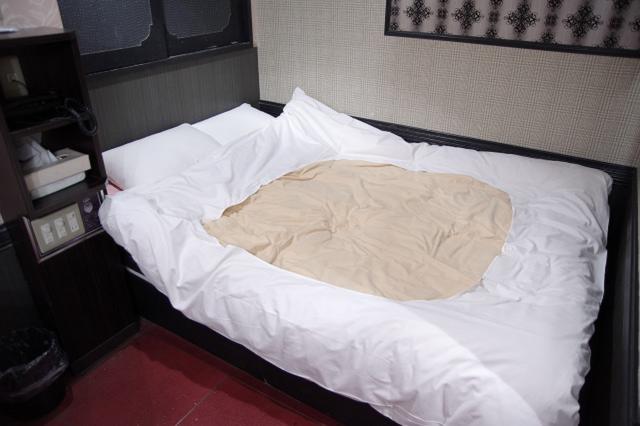 キング(豊島区/ラブホテル)の写真『503号室　ベッド』by マーケンワン
