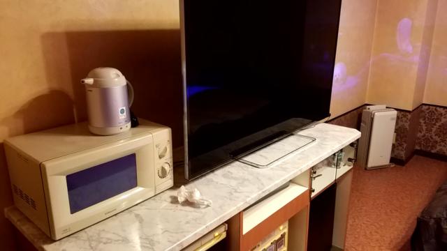 チェリー(足立区/ラブホテル)の写真『206号室わりと大きな58インチTVと電子レンジ』by 春風拳