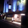 HOTEL AZZA（アズア）(尼崎市/ラブホテル)の写真『夜の駐車場入口付近』by 少佐