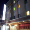 ホテル カランコロン(尼崎市/ラブホテル)の写真『夜の外観と駐車場』by 少佐