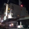 ホテル ビッグアップル(尼崎市/ラブホテル)の写真『夜の外観と駐車場入口付近』by 少佐