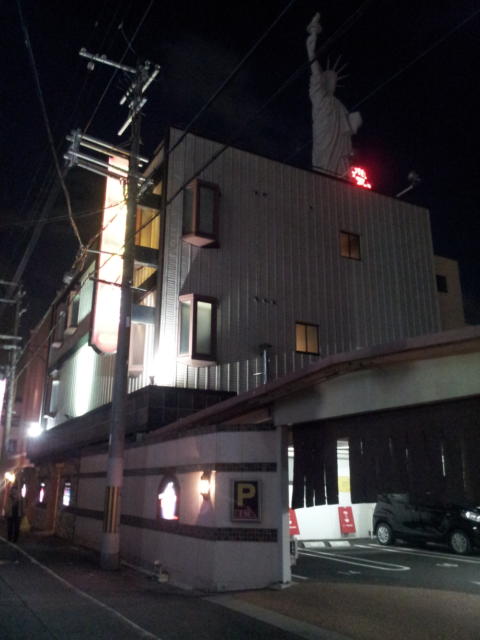 ホテル ビッグアップル(尼崎市/ラブホテル)の写真『夜の外観と駐車場入口付近』by 少佐