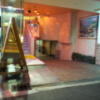 ホテル べんきょう部屋(大阪市/ラブホテル)の写真『夜の駐車場入口と入口』by 少佐