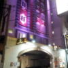 HOTEL MANHATTAN 梅田店 (マンハッタン）(大阪市/ラブホテル)の写真『夜の外観と駐車場入口付近②』by 少佐