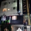 HOTEL Xenia梅田店（ジィニア）(大阪市/ラブホテル)の写真『夜の外観①』by 少佐