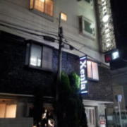 HOTEL Xenia梅田店（ジィニア）(大阪市/ラブホテル)の写真『夜の外観⑤』by 少佐