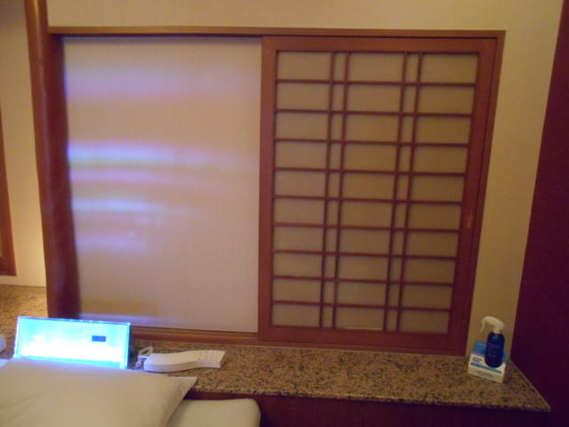 PLAZA K(プラザＫ)(八王子市/ラブホテル)の写真『412号室、窓際も和な感じでした。』by もんが～