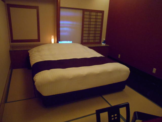 PLAZA K(プラザＫ)(八王子市/ラブホテル)の写真『412号室、ベッド』by もんが～