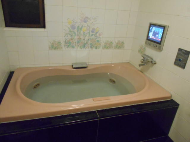PLAZA K(プラザＫ)(八王子市/ラブホテル)の写真『412号室、浴槽と浴室テレビ』by もんが～