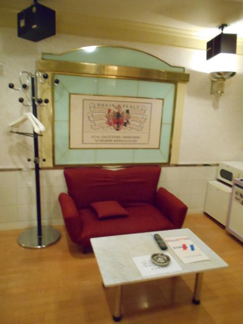フランセ(八王子市/ラブホテル)の写真『512号室、テーブルとソファー（ソファーは新品できれいでした）』by もんが～