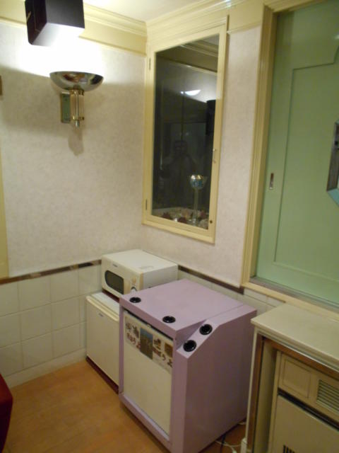 フランセ(八王子市/ラブホテル)の写真『512号室、電子レンジと持込用冷蔵庫など』by もんが～