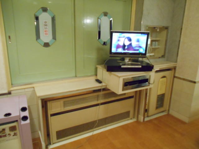 フランセ(八王子市/ラブホテル)の写真『512号室、テレビとエアコンなど』by もんが～