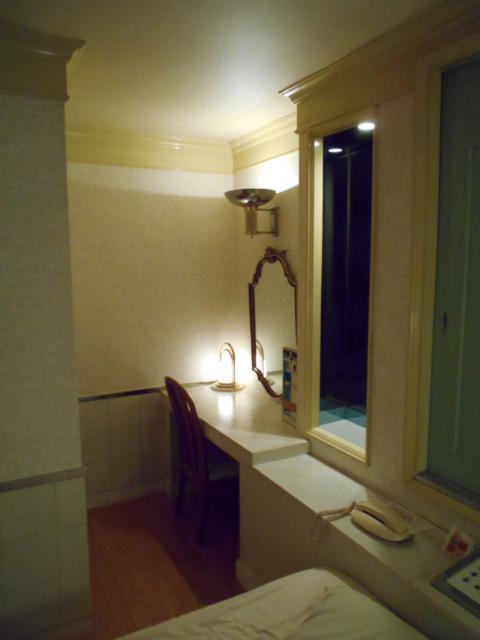 フランセ(八王子市/ラブホテル)の写真『512号室、ベッド脇にドレッサーがありました。』by もんが～