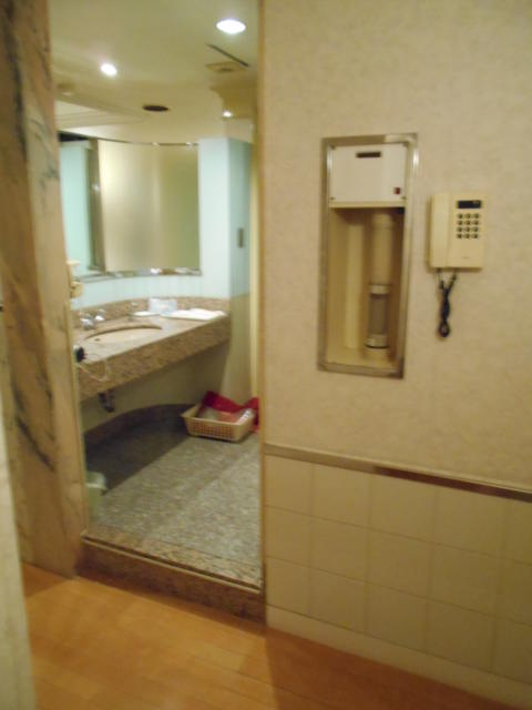 フランセ(八王子市/ラブホテル)の写真『512号室、エアシューター、電話と洗面所入り口』by もんが～