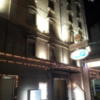 ホテル デッサン・ドゥ・フルール(大阪市/ラブホテル)の写真『夜の外観と入口付近』by 少佐