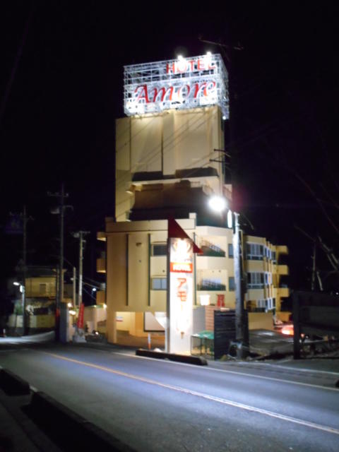 ホテル アモーレ(所沢市/ラブホテル)の写真『夜の外観』by もんが～