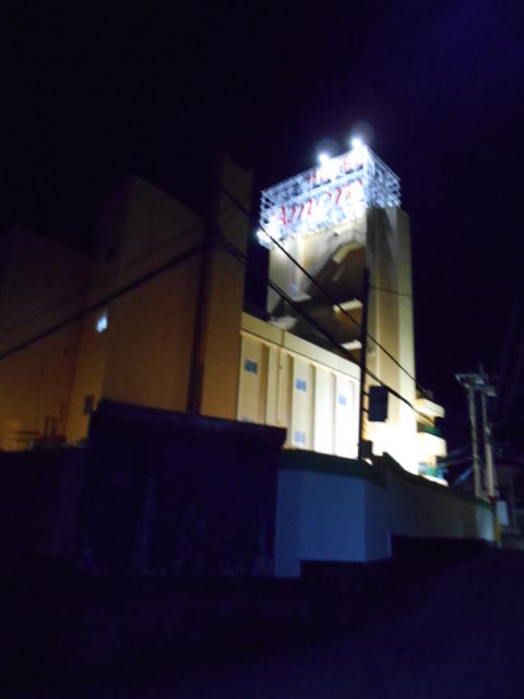 ホテル アモーレ(所沢市/ラブホテル)の写真『夜の外観（脇道側から）』by もんが～
