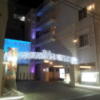 ファインガーデン十三(大阪市/ラブホテル)の写真『夜の駐車場入口付近』by 少佐