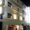 ホテル ジェムジェム 十三(大阪市/ラブホテル)の写真『夜の外観と駐車場入口付近』by 少佐