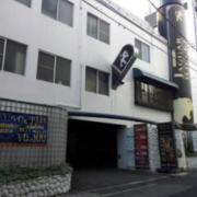 ジャガーホテル 神戸ノース(全国/ラブホテル)の写真『夕方の外観と駐車場出入口』by 少佐