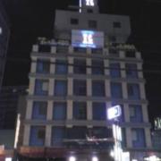 ベイサイドホテル アイズ(船橋市/ラブホテル)の写真『夜の外観  正面南側  全景』by ルーリー９nine