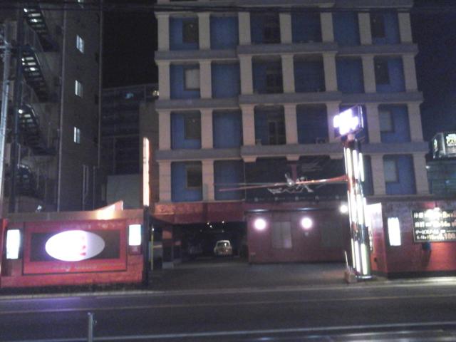 ベイサイドホテル アイズ(船橋市/ラブホテル)の写真『夜の駐車場入口  全景』by ルーリー９nine