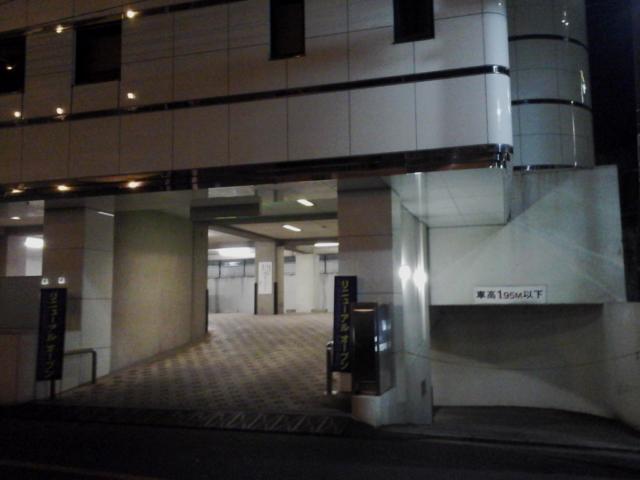 ホワイトスクエア(船橋市/ラブホテル)の写真『夜の駐車場  正面南側  左：一階駐車場入口、右：地下駐車場入口』by ルーリー９nine