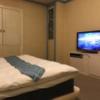 ホテルGIG（ジーアイジー）(川越市/ラブホテル)の写真『406号室ベッド越しのテレビ』by H.R委員