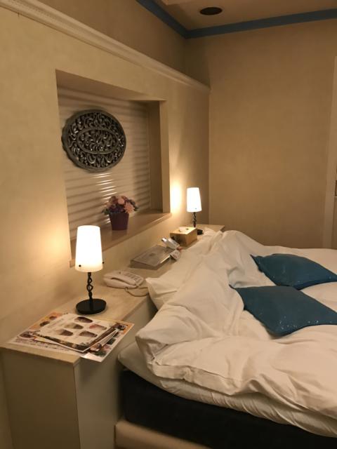 ホテルGIG（ジーアイジー）(川越市/ラブホテル)の写真『４０６号室ベッド周り』by H.R委員