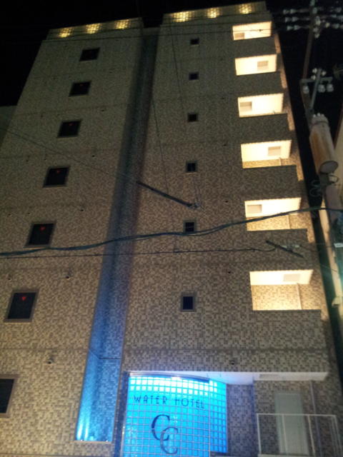 WaterHotel cc（ウォーターホテルシーシー）(大阪市/ラブホテル)の写真『夜の外観④』by 少佐