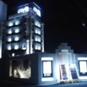 ホテル LEI（レイ）(船橋市/ラブホテル)の写真『夜の外観  南西の角  全景』by ルーリー９nine
