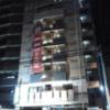 HOTEL WILL Bay Resort(船橋市/ラブホテル)の写真『夜の外観  建物正面全景(手前柵は競馬場のもの)』by ルーリー９nine